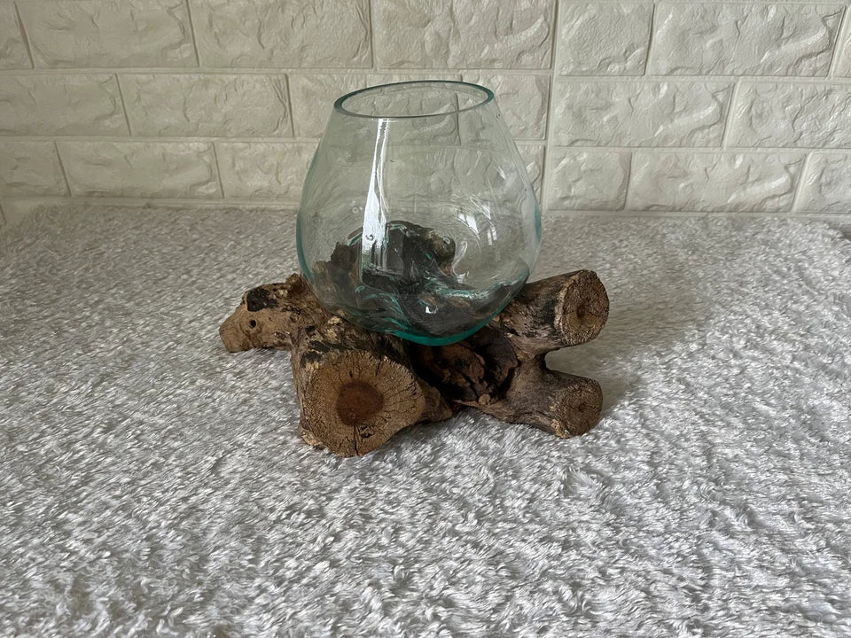 Glasschale auf Holz