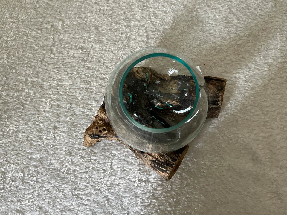 Glasschale auf Holz