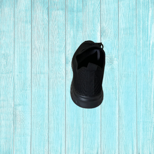 Schwarze leichte Schuhe mit schwarzer Sohle