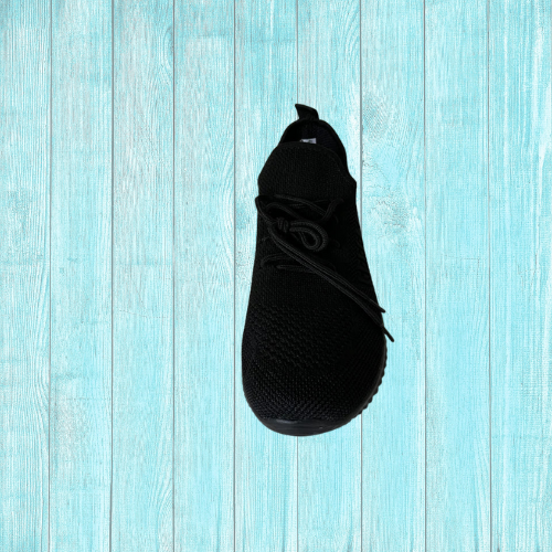 Schwarze leichte Schuhe mit schwarzer Sohle