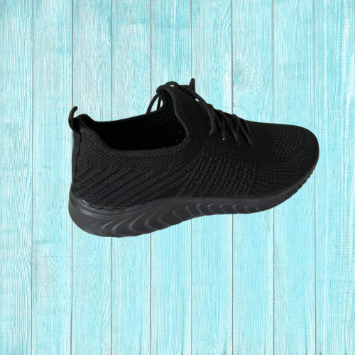 Schwarze leichte Schuhe mit schwarzer Sohle