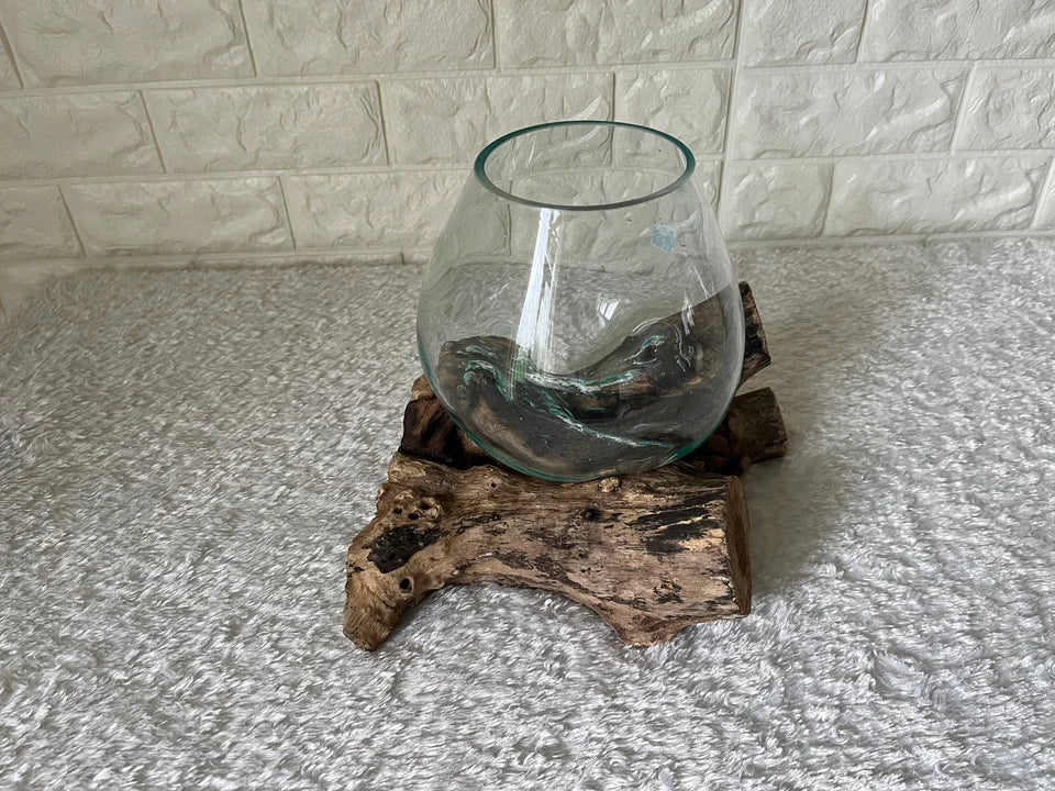 Glasschale auf Holz