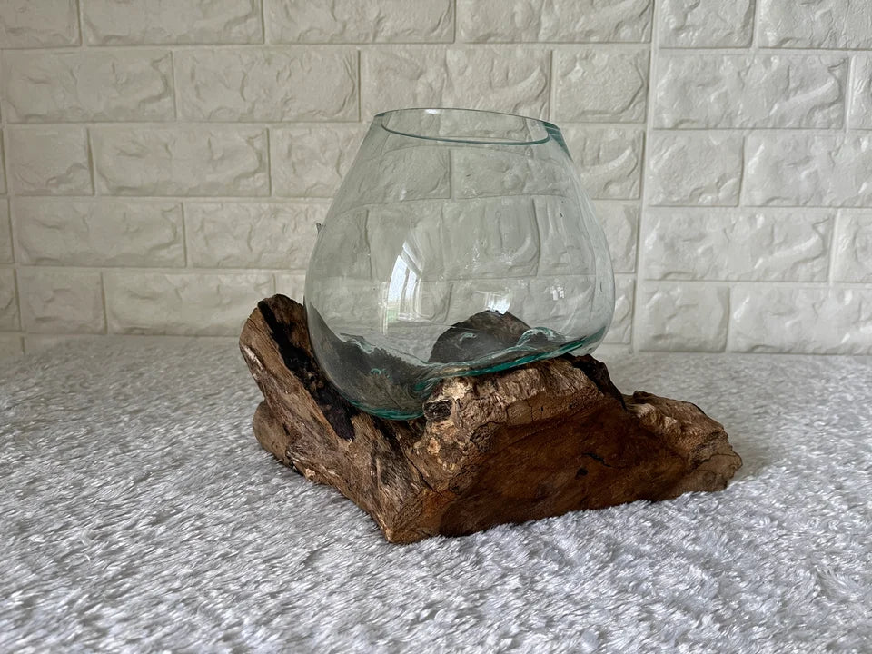 Glasschale auf Holz