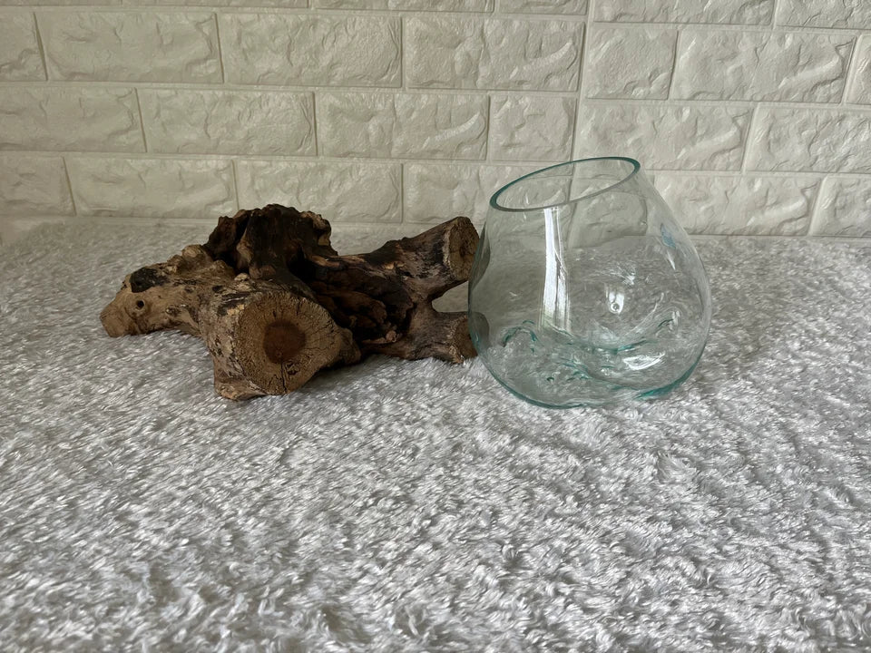 Glasschale auf Holz